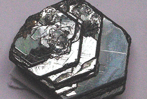 Cristal automorphe d’hématite (Fe2O3)