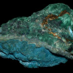 Malachite (verte), Cu2(CO3)(OH)2, Azurite (bleue) Cu3(CO3)2(OH)2 Cuivre natif (orange)