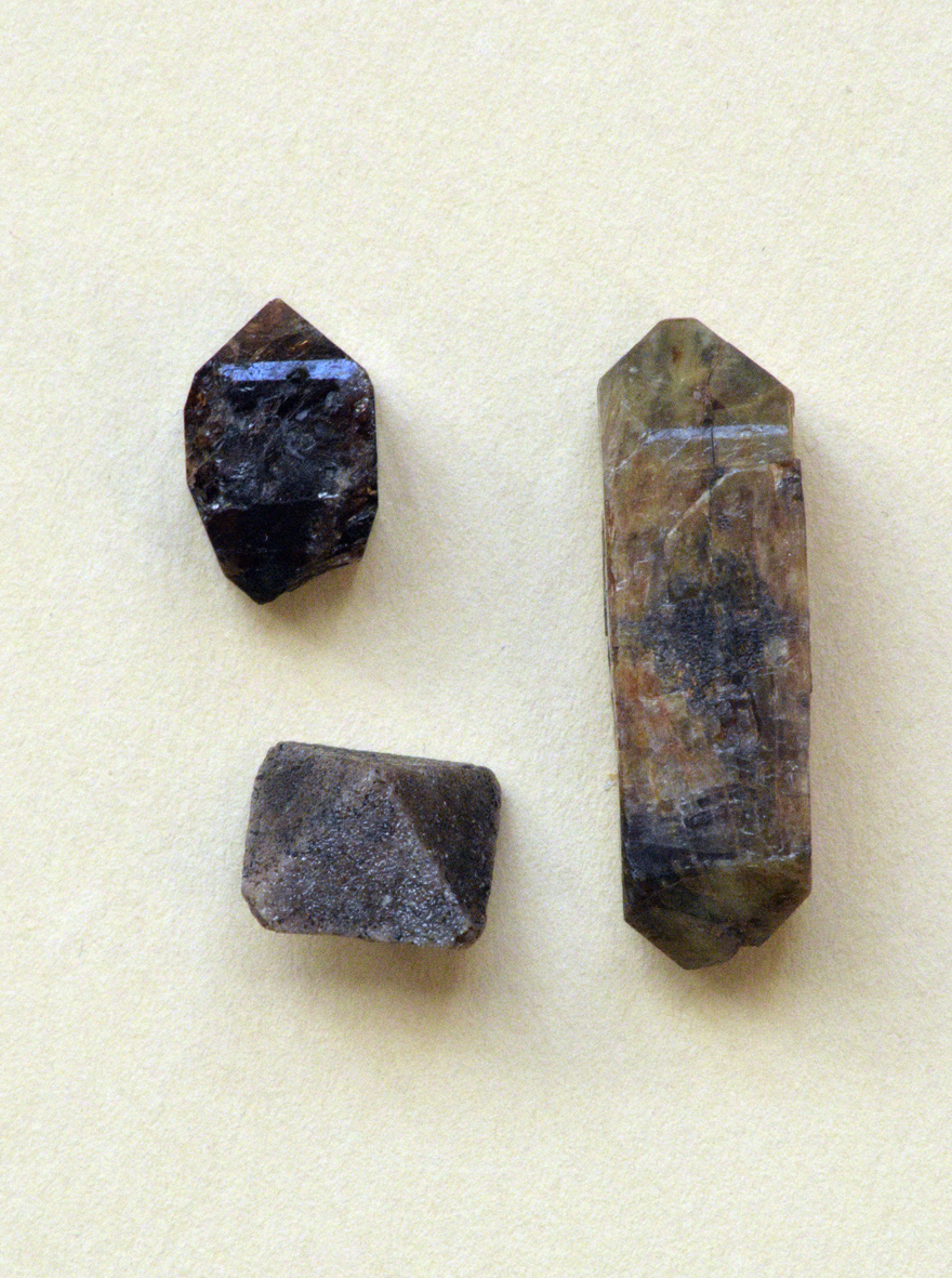 Cristaux de zircon (ZrSiO4) de formes différentes provenant de Madagascar et de Norvège.