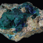 Cristaux d'azurite recouverts partiellement de malachite, Maroc