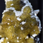 Cristaux de fluorite jaune entourés de baryte blanche