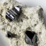 Trois cristaux noirs d’anatase