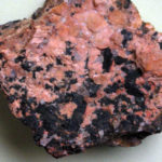 Monocristaux d’allanite dans un granite Ca(REE,Ca)Al2Fe(SiO4)(Si2O7)O(OH)