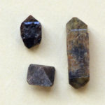 Trois cristaux de zircon automorphes dont la forme dépend de la composition du magma et de la température